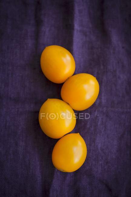 Чотири жовтий помідори — стокове фото