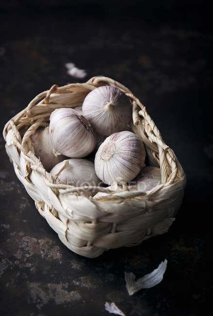 Fresh garlic bulbs in basket — Stock Photo