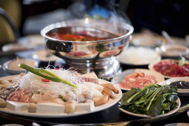 Vista close-up de ingredientes para um fondue chinês — Fotografia de Stock