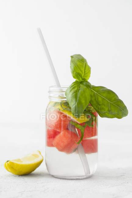 Vista close-up de água de desintoxicação com melão, limão e manjericão — Fotografia de Stock