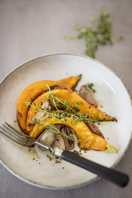Pumpkin wedges with shallots — Stock Photo