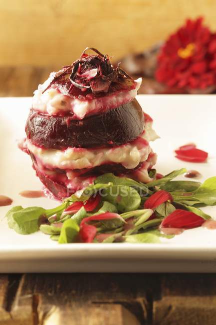 Beetroot salad with bean — Stock Photo