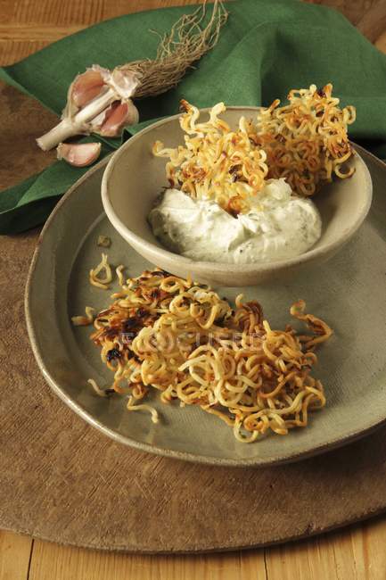 Snack crujiente de fideos con cebollino - foto de stock