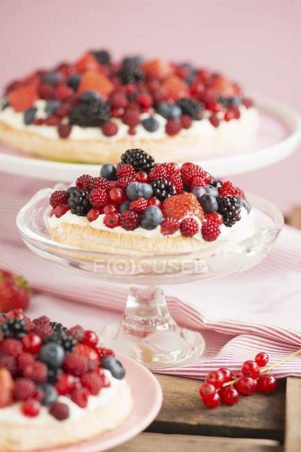 Крупный план ягодных тортов с лимонным кремом — стоковое фото