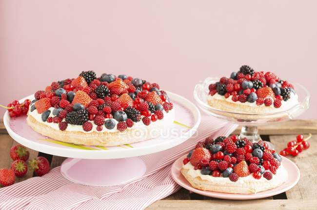 Closeup view of berry cakes with lemon cream — Stock Photo