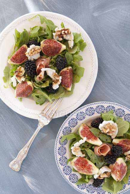Rocket salad with figs — Stock Photo