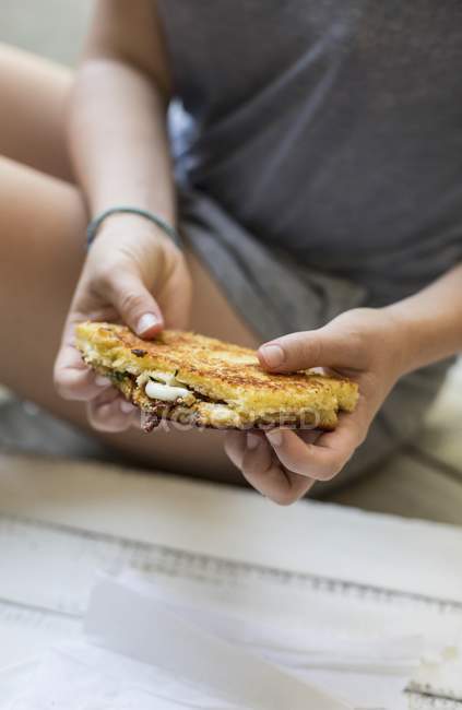 Mains tenant un sandwich — Photo de stock