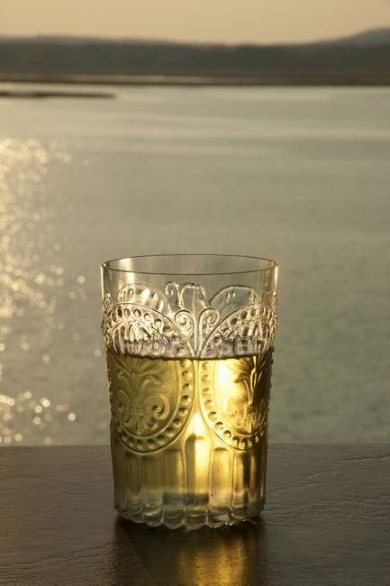 Elegante bicchiere di vino bianco — Foto stock