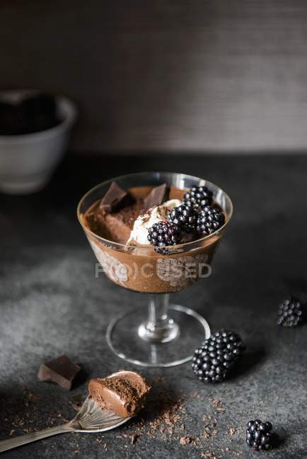 Vidro com mousse de chocolate escuro — Fotografia de Stock