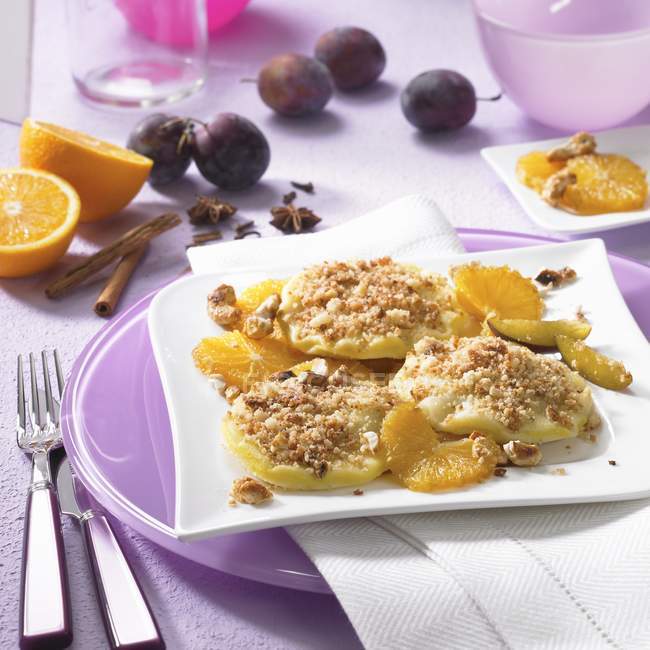 Powidltaschen guisado pasteles de ciruela con naranjas - foto de stock