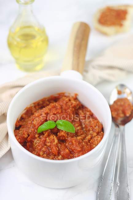 Bolognese-Sauce mit Basilikum für Pasta — Stockfoto