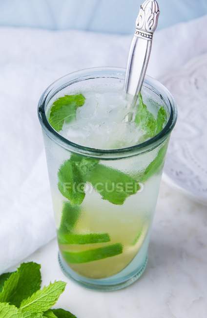 Mojito cocktail with lime — Stock Photo