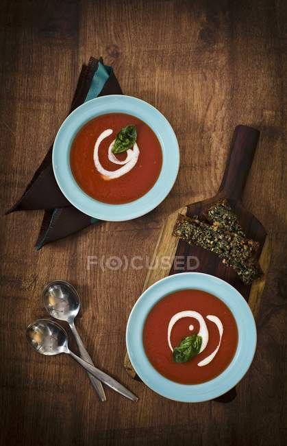 Sopa de tomate con albahaca y nata frache - foto de stock