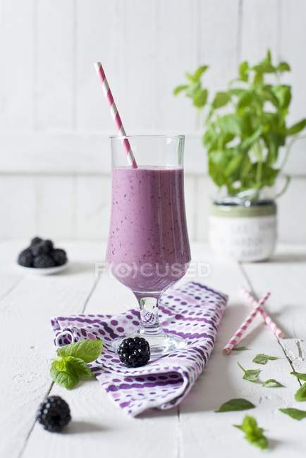Blueberry and blackberry smoothie — Stock Photo