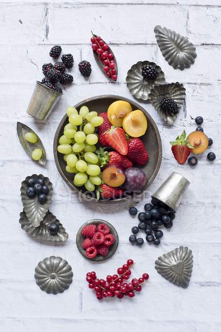 Вид сверху на различные виды банок для фруктов и выпечки — стоковое фото