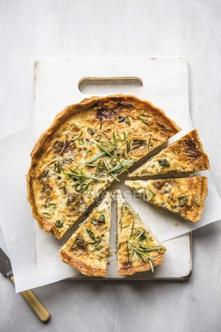 Sliced cheese and quiche — Stock Photo