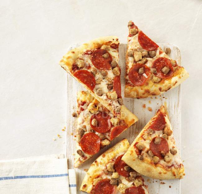 Fette di pizza con salame piccante — Foto stock