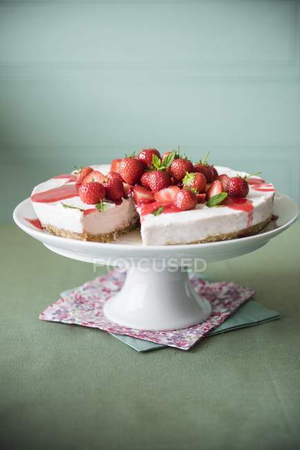 Gâteau au fromage aux fraises sur support à gâteau — Photo de stock