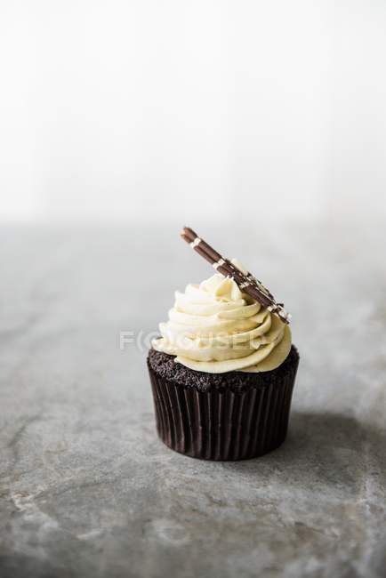 Schokoladen-Cupcake mit Sahne — Stockfoto