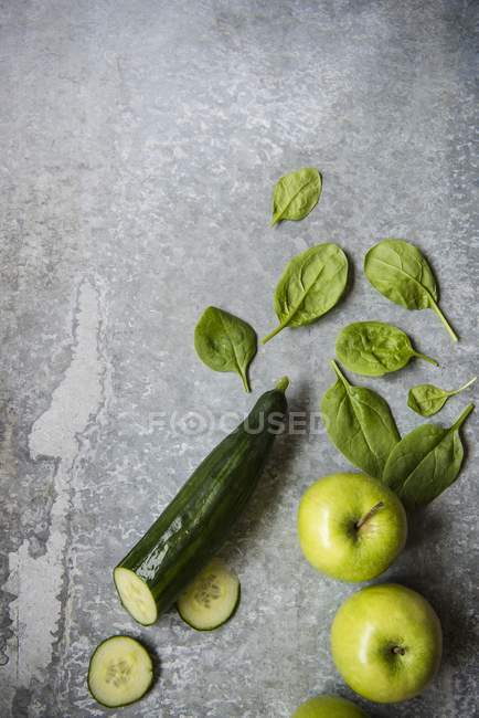 Foglie di spinaci e mele — Foto stock