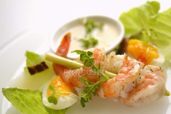 Closeup view of prawn kebab with boiled egg, herbs and Aioli — Stock Photo