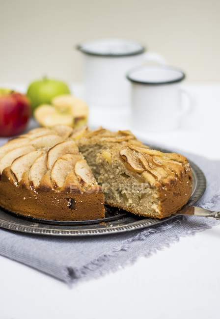 Яблучний торт на тарілці — стокове фото