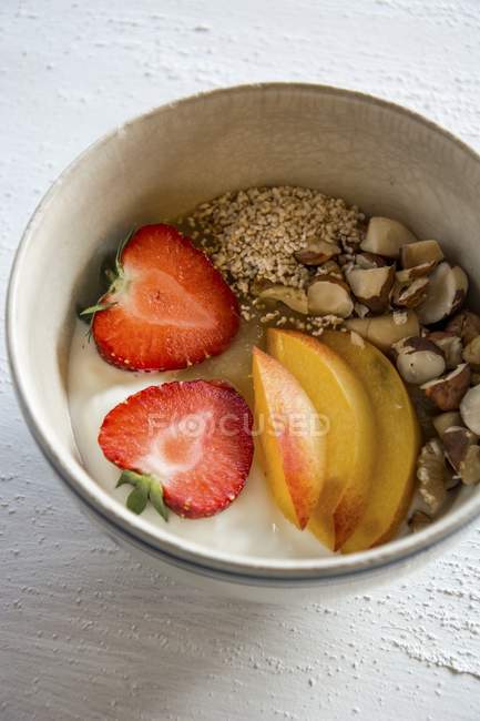Breakfast bowl with amaranth and hazelnuts — Stock Photo