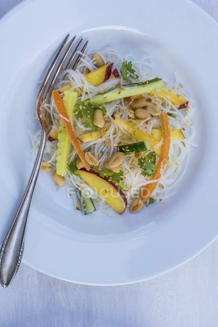 Salada de macarrão de arroz com pêssegos — Fotografia de Stock