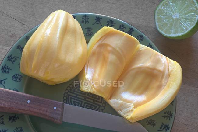 Свежий нарезанный джекфрут — стоковое фото