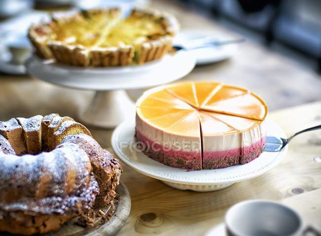 Шведський стіл з трьома різними тортами — стокове фото