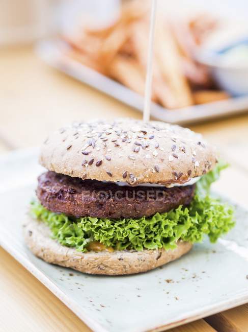 Hambúrguer vegetariano em um pão integral — Fotografia de Stock