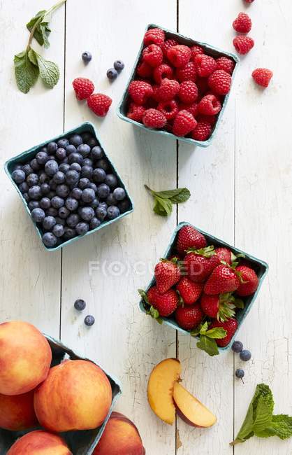 Raspberries with blueberries and nectarines — Stock Photo