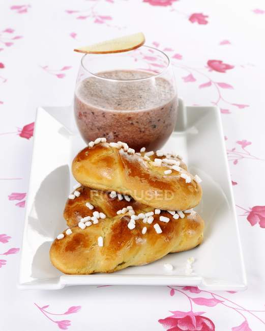 Brioches with figs and smoothie — Stock Photo