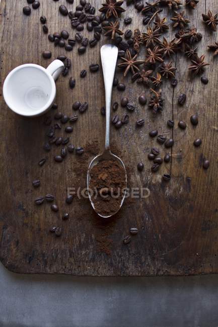 Arreglo de granos de café - foto de stock
