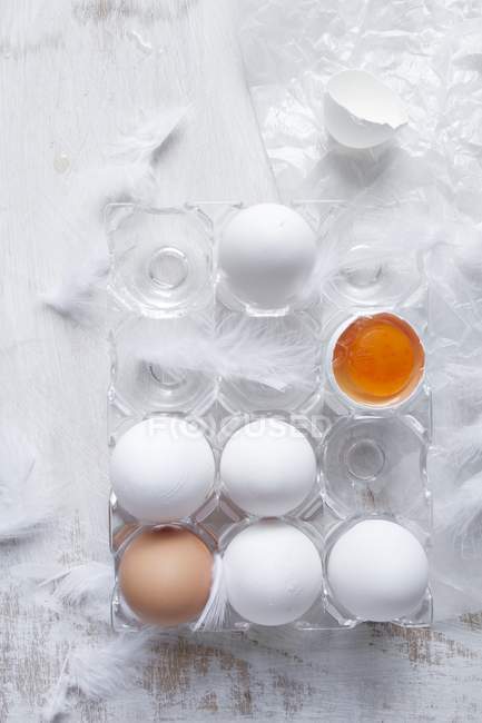 Uova fresche in un portauova trasparente — Foto stock