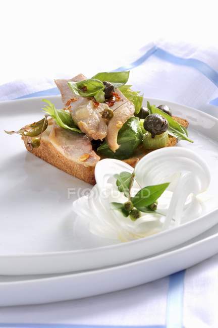 Thunfisch mit süßem und saurem Gemüse — Stockfoto