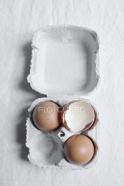 Huevos enteros y cáscaras de huevo - foto de stock