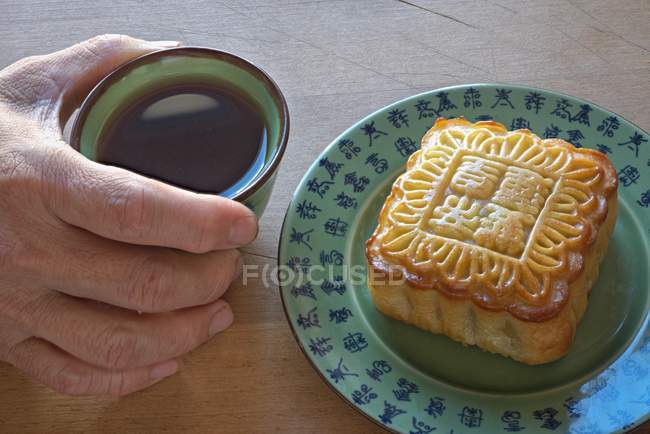 Chinese moon cake and cup of tea — Stock Photo