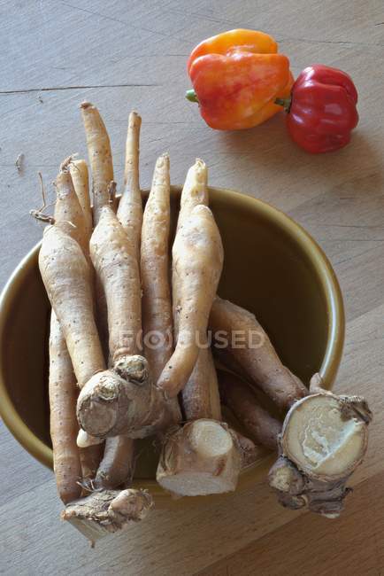 Pimentos de raiz dos dedos e pimentos — Fotografia de Stock