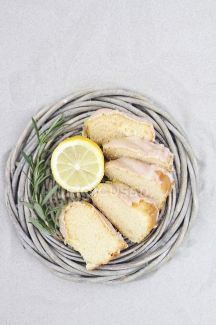 Sliced cake in a wicker basket — Stock Photo