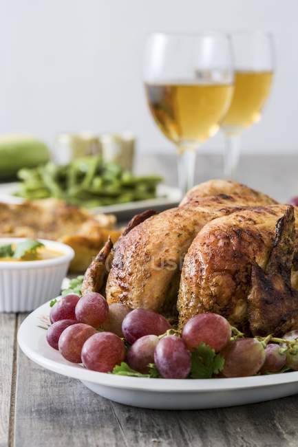 Closeup view of Thanksgiving turkey with grapes and wine — Stock Photo