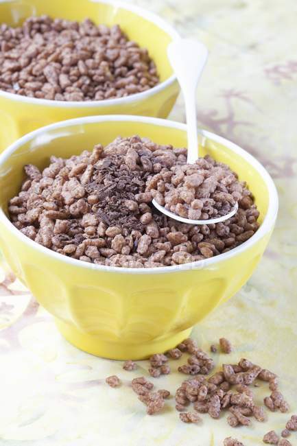 Cereales de arroz inflado con sabor a chocolate - foto de stock