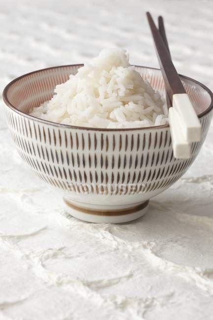 Gekochter Reis in Schüssel — Stockfoto