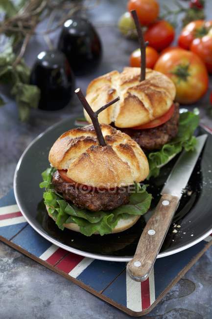 Домашние гамбургеры с помидорами — стоковое фото