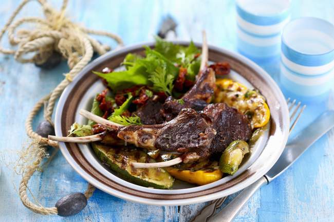 Lamb chops with vegetables — Stock Photo