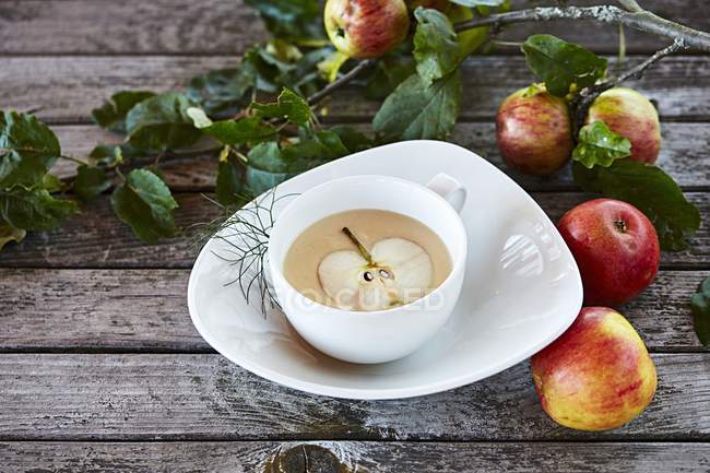 Вид крупным планом яблочного ломтика в супе — стоковое фото