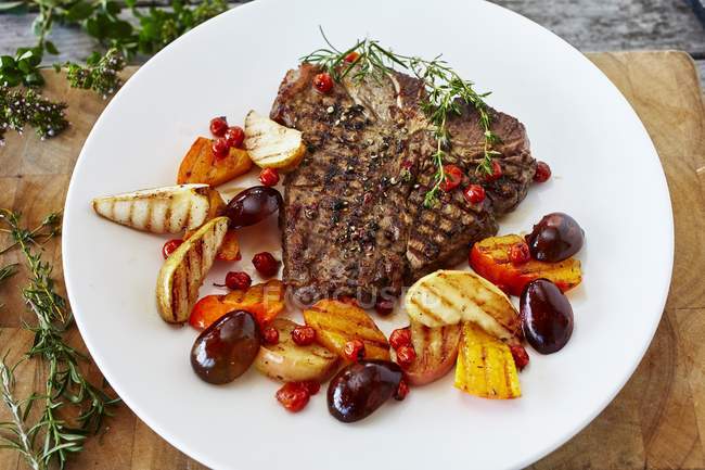T-Bone Steak mit Früchten — Stockfoto