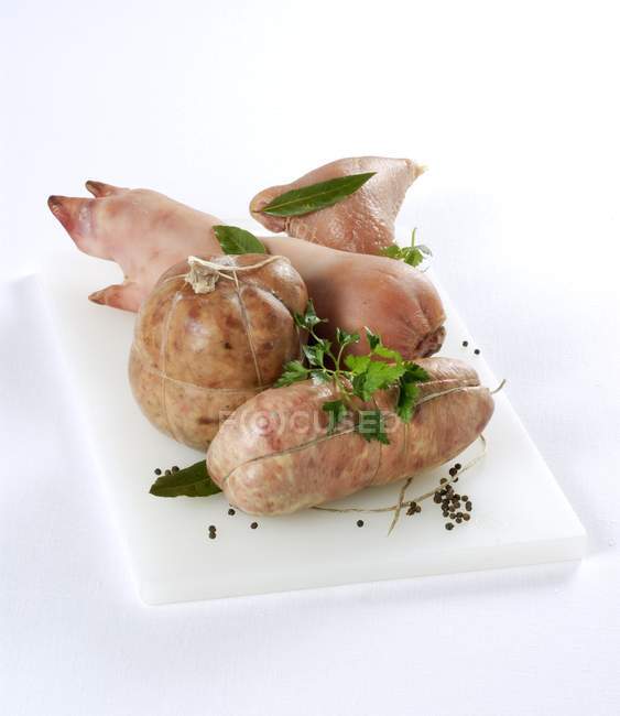 Salchichas italianas y trotter de cerdo relleno - foto de stock