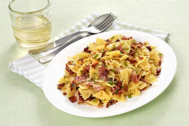 Farfalle pasta with bacon and crispy breadcrumbs — Stock Photo