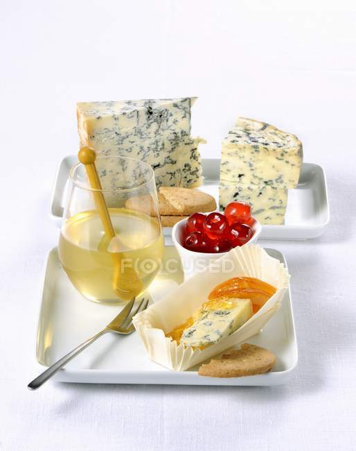 Blue cheese with fruits — Stock Photo